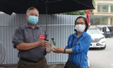 Tình nguyện viên tặng nước mát cho các điểm chốt kiểm soát dịch ở thành phố Bắc Ninh