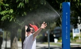 Một trạm phun sương làm mát ở British Columbia (Canada). Ảnh: AP 