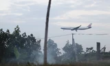 Khói nghi ngút trời từ những đống rơm rạ gây ô nhiễm và khiến máy bay bị khuất tầm nhìn, uy hiếp an toàn 