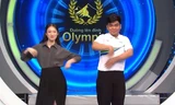 MC Khánh Vy nhảy vũ điệu "thì ra, mùa Xuân, hoa nở là vì em" cùng thí sinh Olympia