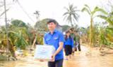 Bí thư T.Ư Đoàn Nguyễn Minh Triết thăm, tặng quà người dân vùng lũ Hải Dương