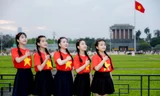 Khoảnh khắc đẹp của 5 nữ sinh Hà Nội tại Quảng trường Ba Đình lịch sử dịp 30/4