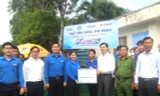 Bí thư T.Ư Đoàn tặng quà đội hình "Tiếp sức mùa thi năm 2024" tại Hậu Giang
