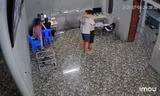 Khoảnh khắc nam sinh Hà Nội bật khóc, ôm bố sau khi xem điểm thi vào lớp 10