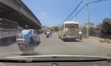 Clip tranh cãi: Cô gái quẳng xe máy giữa đường, bất chấp nguy hiểm để đuổi theo thú cưng