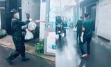 Clip: Các anh bộ đội đi phát lương thực giữa trời mưa tầm tã khiến ai nấy đều xúc động