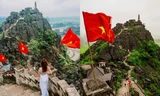 Ninh Bình: Du khách đến Hang Múa để "bắt trend" chụp hình cùng cờ Tổ quốc