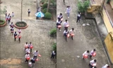 Dàn trai đẹp bê hộp quà đỏ chót từ sân trường vào lớp như đi bê tráp, ra là tặng quà 20/10