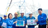 T.Ư Đoàn tặng quà động viên thanh niên tình nguyện thi công đường dây 500kV mạch 3