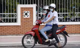 Từ năm 2025, chở trẻ em trên 6 tuổi ngồi trước xe máy có thể bị phạt tới 14 triệu