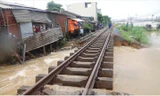 Mưa lũ làm hư hỏng 30m đường ray ở huyện Bình Sơn (Quảng Ngãi)