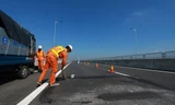 Công nhân sửa chữa cao tốc Đà Nẵng - Quảng Ngãi vào năm 2018.