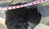 Xuất hiện hố ‘tử thần’ sâu hơn 2 mét ở trung tâm Sài Gòn 