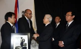 Tổng Bí thư Nguyễn Phú Trọng chia buồn với các nhân viên Đại sứ quán Cuba tại Việt Nam - Ảnh: VGP