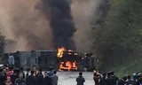 Khói lửa bốc lên ngút trời khi xe bồn đấu đầu xe khách