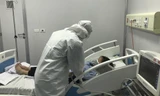 Bác sĩ khám cho bệnh nhân N.T.D. (23 tuổi ở Vĩnh Phúc) dương tính với virus corona mới 