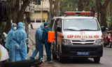 Nhân viên y tế Hà Nội làm việc tại phố Trúc Bạch. Ảnh: Mạnh Thắng