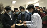 Phó Thủ tướng thăm 3 người tình nguyện tiêm vắc-xin ngừa COVID-19