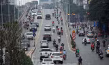 Dòng người tấp nập tham gia giao thông tại Hà Nội chiều 21/4 bất chấp khuyến cáo về giãn cách xã hội. Ảnh: Trọng Tài