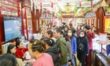 Người Hà Nội đổ xô mua bán vàng với giá cao chót vót 