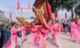 Độc đáo trinh nữ rước kiệu xoay, xin nước ở giữa sông Hồng