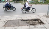 Hàng loạt hố ga cáp quang không nắp như 'bẫy' người dân ở Hà Nội
