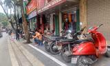 Vạch kẻ đường chia đôi vỉa hè Hà Nội, phần dành cho người đi bộ chỉ rộng 'một viên gạch'