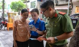 Hà Nội: Công an ‘đi từng ngõ, gõ từng nhà’ cài ứng dụng định danh điện tử