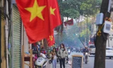 Phố phường Hà Nội đỏ thắm màu cờ ngày 30 Tết