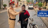 Người phụ nữ đi xe đạp bị cảnh sát giao thông phạt vi phạm nồng độ cồn