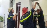 Cứu 5 người kẹt trong thang máy tòa nhà 4 tầng ở TPHCM