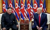 Chủ tịch Triều Tiên Kim Jong Un và Tổng thống Mỹ Donald Trump trong cuộc gặp lần đầu ở Singapore. (Ảnh: Reuters)