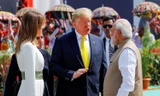 Tổng thống Mỹ Donald Trump và Phu nhân nói chuyện với Thủ tướng Ấn Độ Narendra Modi khi đáp xuống Ahmedabad. (Ảnh: Reuters)