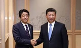 Thủ tướng Nhật Bản Shinzo Abe và Chủ tịch Trung Quốc Tập Cận Bình trong cuộc gặp năm 2016. (Ảnh: News.cn)