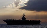 Tàu sân bay Mỹ USS Theodore Roosevelt đang đậu tại đảo Guam. (Ảnh: AP)