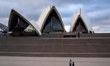 Quang cảnh vắng vẻ trước sân nhà hát opera Sydney trong bối cảnh Úc triển khai các biện pháp hạn chế xã hội để ngăn chặn dịch COVID-19. (Ảnh: Reuters) 