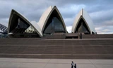 Quang cảnh vắng vẻ trước sân nhà hát opera Sydney trong bối cảnh Úc triển khai các biện pháp hạn chế xã hội để ngăn chặn dịch COVID-19. (Ảnh: Reuters) 