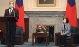 Bộ trưởng Y tế Mỹ Alex Azar (trái) và nhà lãnh đạo Đài Loan Thái Anh Văn trong cuộc họp báo sáng 10/8. (Ảnh: Reuters)