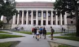 Trong khuôn viên ĐH Harvard, Mỹ. (Ảnh: AP)