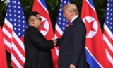 Tổng thống Mỹ Donald Trump và Chủ tịch Triều Tiên Kim Jong-un trong lần gặp nhau tại Singapore. (Ảnh: Yonhap)
