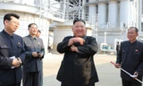 Ông Kim Jong Un dự lễ khánh thành một nhà máy phân bón gần đây. (Ảnh: Reuters)