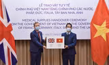 Thứ trưởng Ngoại giao Tô Anh Dũng trao tượng trưng số đồ dùng y tế Việt Nam tặng chính phủ Anh để hỗ trợ chống dịch COVID-19. (Ảnh: Mofa)
