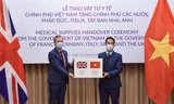 Thứ trưởng Ngoại giao Tô Anh Dũng trao tượng trưng số đồ dùng y tế Việt Nam tặng chính phủ Anh để hỗ trợ chống dịch COVID-19. (Ảnh: Mofa)