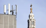 Một tháp tín hiệu di động trước nhà thờ St Paul ở London. (Ảnh: AP)