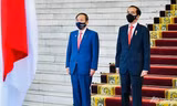 Tổng thống Indonesia Joko Widodo và Thủ tướng Nhật Bản Suga Yoshihide tại lễ đón ở Jakarta ngày 20/10. (Ảnh: AP)