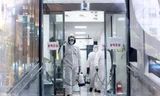 Nhân viên y tế khử trùng một bệnh viện ở Busan hôm 24/2. (Ảnh: Yonhap)