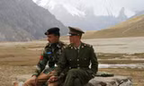 Hai lính Trung Quốc và Pakistan trong khoảnh khắc nắm tay nhau trên vùng biên giới. (Ảnh: Fb)