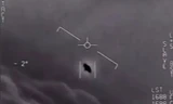 Hình ảnh một vật thể không xác định được ghi hình trong video năm 2004. (Ảnh: CNN)