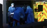 Nhân viên y tế vận chuyển bệnh nhân bên ngoài bệnh viện St. Thomas ở London hôm 26/3. (Ảnh: Reuters)