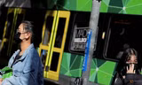 Người dân Melbourne, bang Victoria, Úc đeo khẩu trang khi đi đường hôm 29/1. (Ảnh: Reuters)
